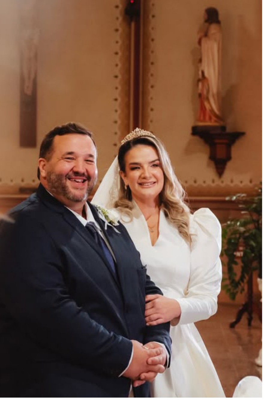 Rangel Lancini e Dayani Staziaki recebendo as bençãos nupciais na Igreja Matriz de Encantado no sábado.