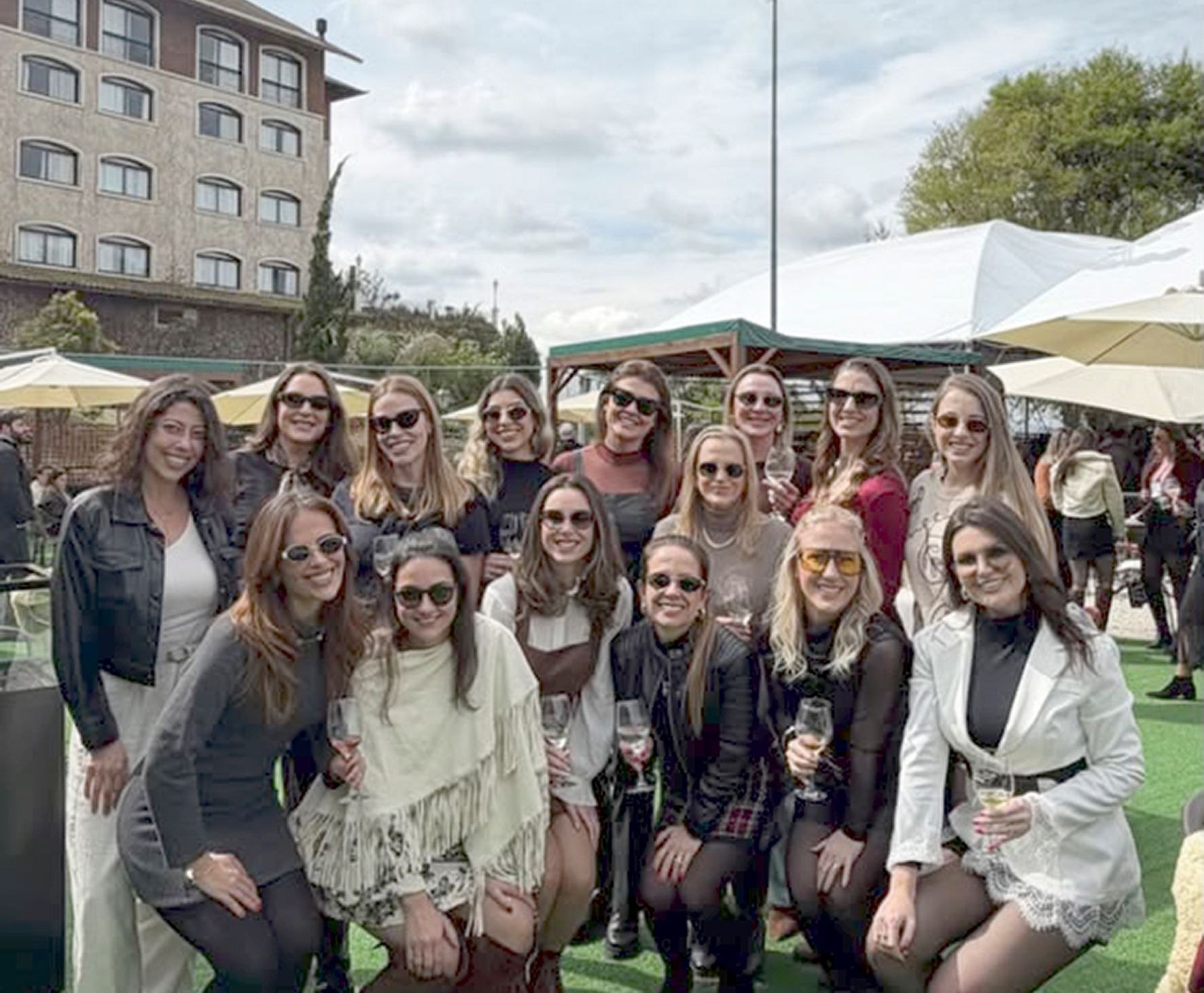 A nutricionista Juliana Álvares comemorando o novo ciclo com as amigas em tarde agrádavel no Spa do Vinho