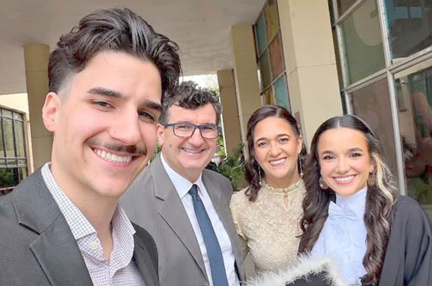 Caroline Agostini Gianezini colou grau em Psicologia na UFRGS. Momento de muita alegria para toda a família