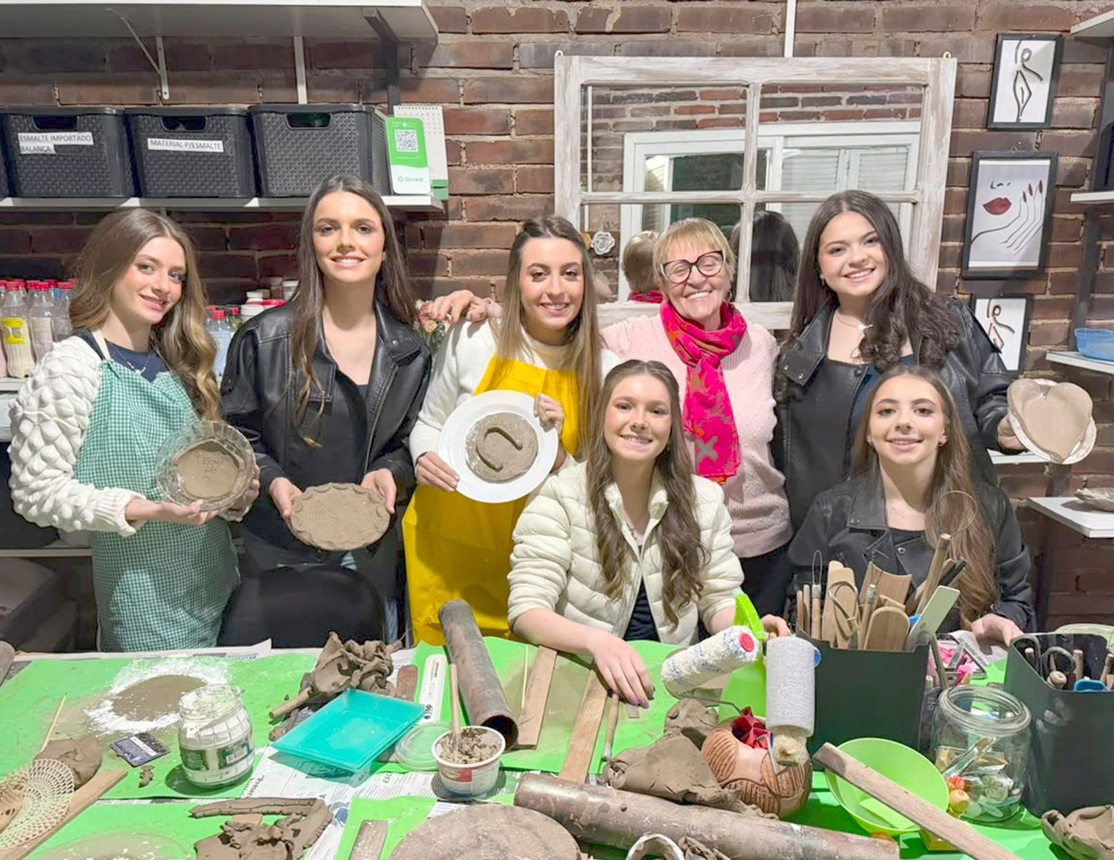 As Debutantes do CC foram presenteadas com uma experiência especial e cheia de criatividade. Elas participaram de uma atividade de arte em barro, conduzida pela ceramista Rejane M. T. Ribeiro. O encontro proporcionou momentos de aprendizado, expressão artística e integração, permitindo que cada debutante colocasse a criatividade em prática e vivenciasse uma experiência única por meio da cerâmica.