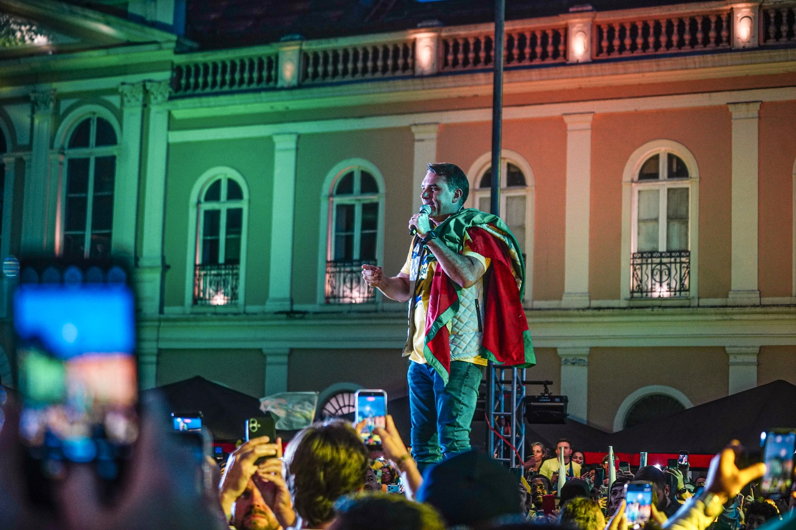 Com a bandeira do Rio Grande do Sul enrolada no pescoço, Flávio Bolsonaro discursou por mais de dez minutos